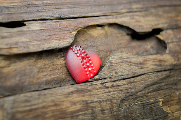 Czerwone serca na tle drewnianych - Zdjęcie, obraz