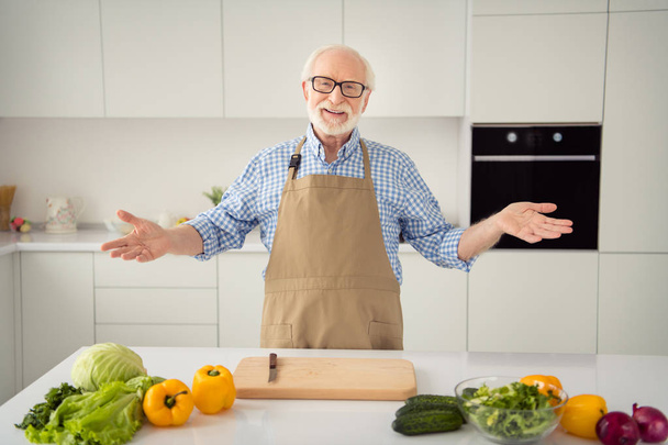 Close up photo grey haired he his him grandpa cook meeting master class school first students team teach study learn cuisine wear specs casual checkered plaid shirt jeans denim outfit kitchen - Foto, Imagen