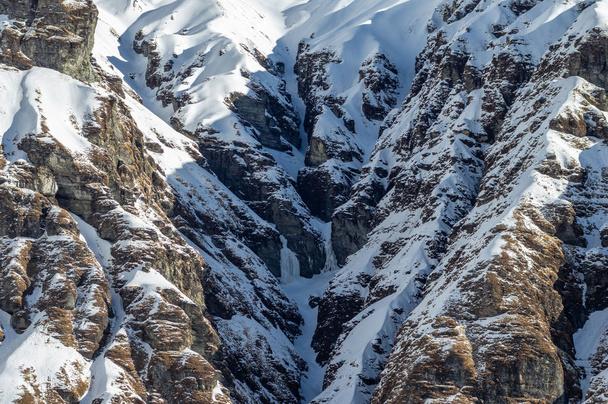 Fondo de cara de acantilado cubierto de nieve
 - Foto, imagen