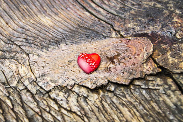 Červené srdce na dřevěné pozadí v dešti - Fotografie, Obrázek