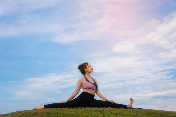 yoga girl In the morning time on blue sky background Strengthen  - Foto, Imagem