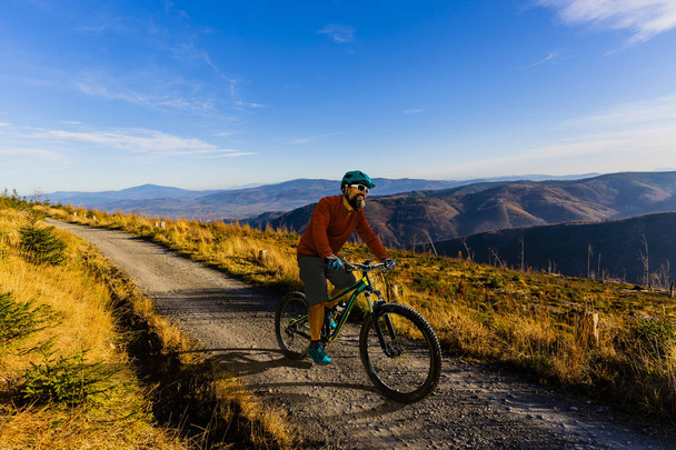 Biciclista de montanha ciclismo no verão montanhas paisagem florestal. Homem.
 - Foto, Imagem