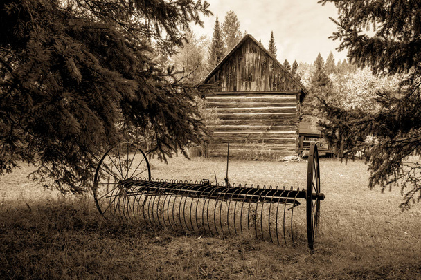 La ferme des pionniers. Charrue rouillée antique et mur extérieur d'une cabane traditionnelle en rondins dans le Midwest américain
. - Photo, image