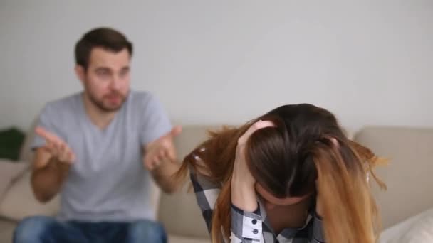 Напружена дружина втомилася контролювати чоловіка, сперечаючись про звинувачення в проблемах
 - Кадри, відео