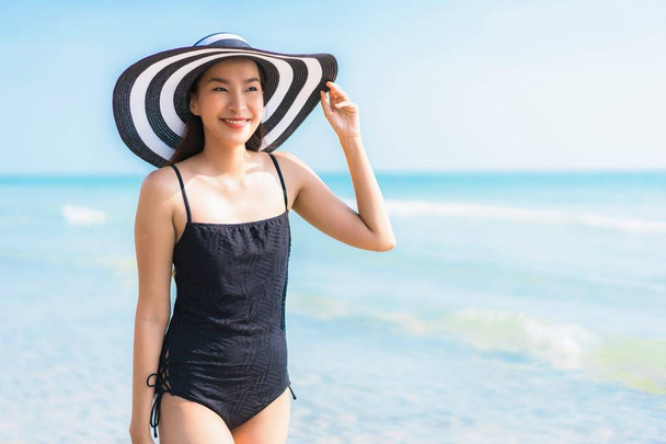 Portret pięknej młodej Azjatki kobiety szczęśliwy i uśmiech na plażę i morze dla koncepcji podróże i wakacje - Zdjęcie, obraz