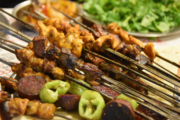 Hagyományos ízletes török ételek; nyárson zsaru sis - Fotó, kép