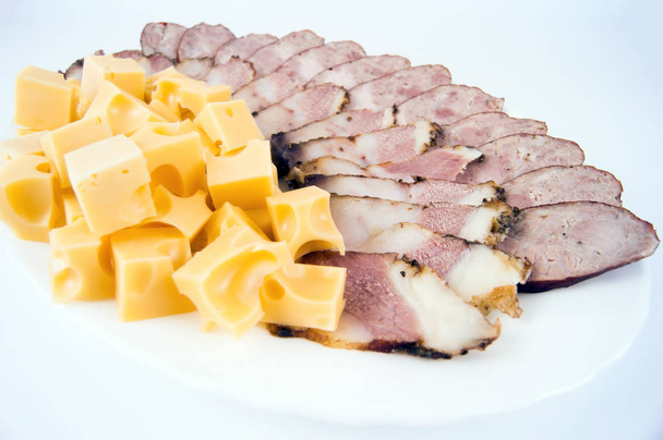 Uzené klobásy a slanina se sýrem na talíři - Fotografie, Obrázek