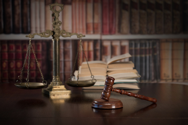  Офис юристов с весами правосудия и деревянным молотком
 - Фото, изображение