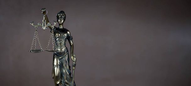 Skulptur der blinden Themis mit leeren Waagen, mythologische griechische Göttin, Symbol der Gerechtigkeit - Foto, Bild