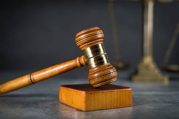 деревянный молоток в суде, концепции правосудия и права
  - Фото, изображение