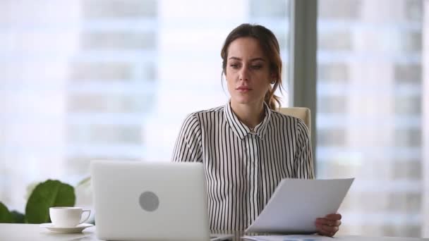 Agacé femme d'affaires stressé fou de problème informatique quitter le lieu de travail de bureau
 - Séquence, vidéo