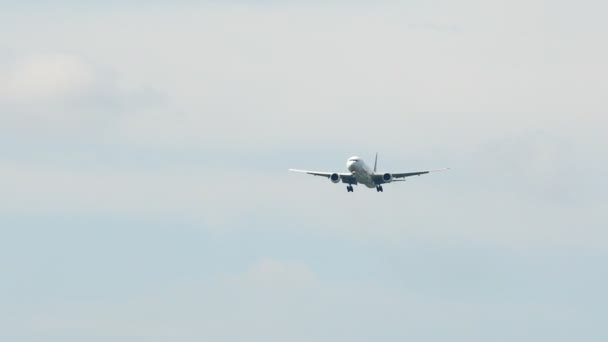 passagier vliegtuig aanpak voor de landing op de landingsbaan van de luchthaven - Video