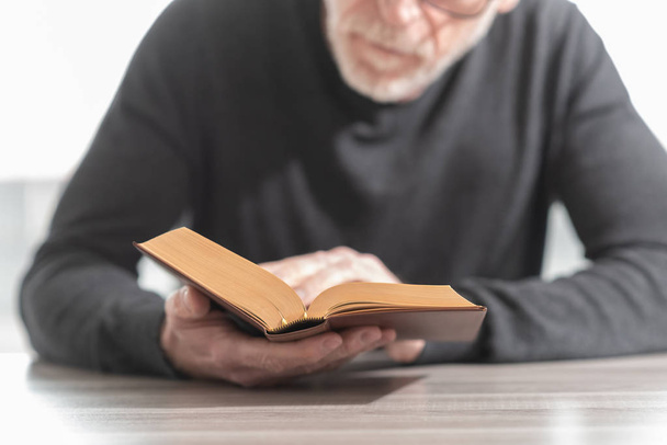 Man reading a book - Foto, Imagen