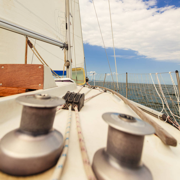 Jacht kentert auf Segelboot während Kreuzfahrt - Foto, Bild