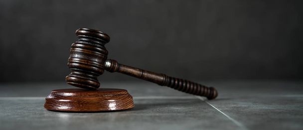 Holzhammer vor Gericht, Justiz und Rechtskonzept  - Foto, Bild