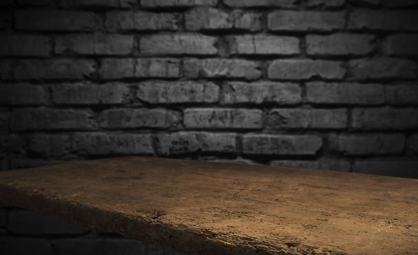 Geselecteerde focus lege bruine houten tafel en muur textuur of oude zwarte bakstenen muur wazig achtergrond afbeelding. voor uw fotomontage of product display - Foto, afbeelding