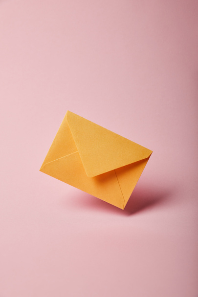 envelope amarelo e colorido no fundo rosa com espaço de cópia
 - Foto, Imagem