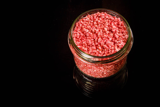 vista superior pequeno frasco de vidro com sal marinho orgânico rosa
 - Foto, Imagem