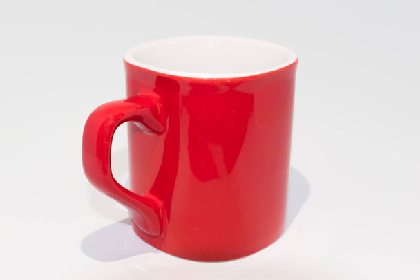 Üres piros-fehér kávéscsésze fehér alapon - Fotó, kép