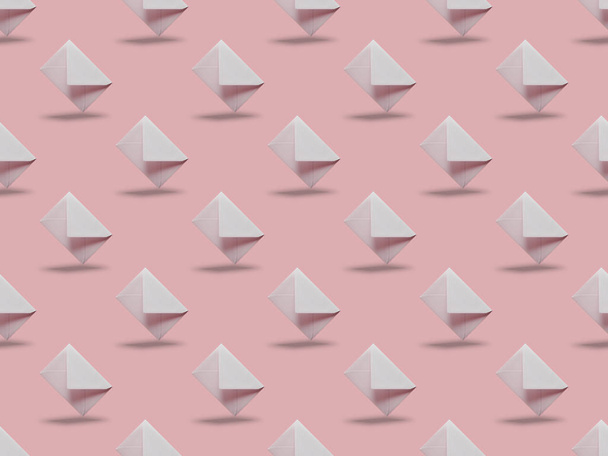 couché plat avec enveloppes blanches et vides sur fond rose avec espace de copie
  - Photo, image