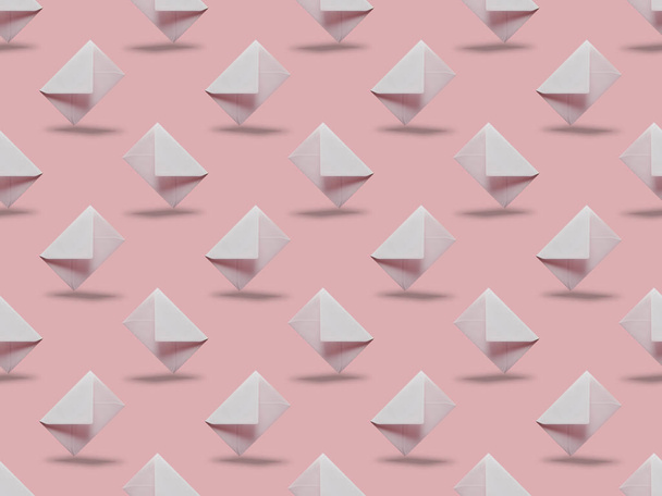 white and empty envelopes on pink background with copy space  - Foto, Imagem