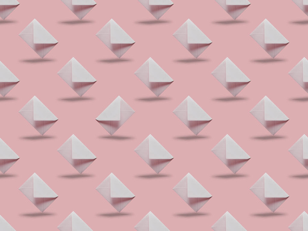 white and empty envelopes on pink background with copy space  - Foto, Bild