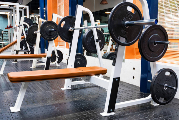 Modern spor salonunda boş bench press egzersiz makinesi - Fotoğraf, Görsel