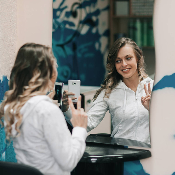 young woman takes a selfie in a beauty salon . - Φωτογραφία, εικόνα