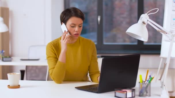 businesswoman calling on smartphone at office - Felvétel, videó