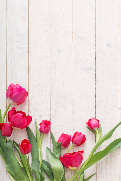 pink tulips on white wooden background - Foto, afbeelding