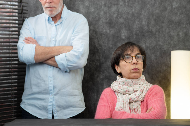 Seniorenpaar mit Problemen zu Hause, Frau wütend - Foto, Bild