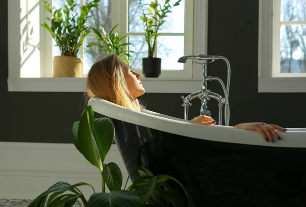 tranquila mujer relajada en el baño
 - Foto, Imagen