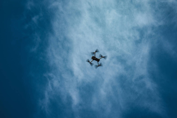 Drone volando alto en el cielo
. - Foto, imagen