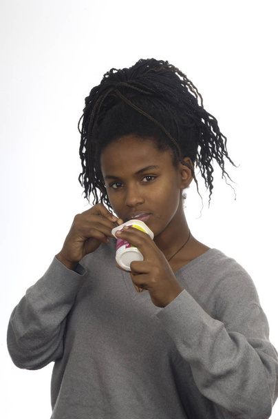 bir yoğurt alarak genç kız - Fotoğraf, Görsel
