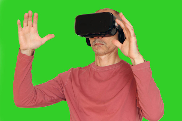 仮想現実のメガネとピンクの t シャツの男のクローズ アップ - 写真・画像