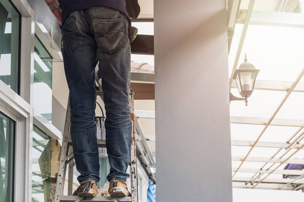 Stavební dělník, stojící na hliníkové schody - Fotografie, Obrázek