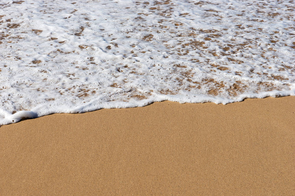 サーフのソフト波と砂海。ビーチの背景 - 写真・画像