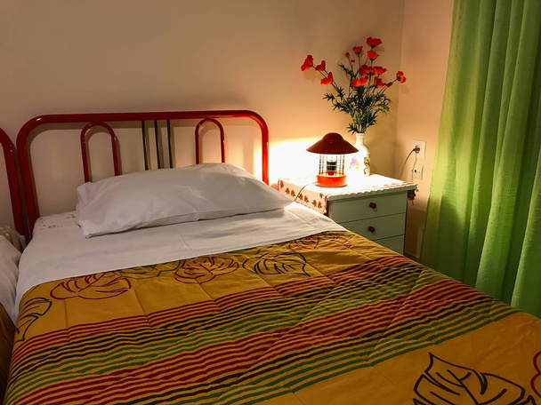 Vibrant intérieur coloré d'une chambre. Oreiller et couverture colorée sur le lit. Chambre design intérieur
 - Photo, image