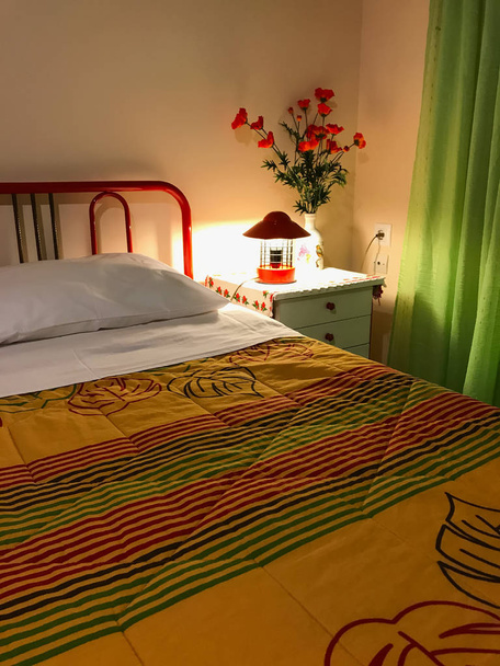 Cor vibrante Interior de um quarto. Travesseiro e cobertor colorido na cama. Quarto design de interiores
 - Foto, Imagem