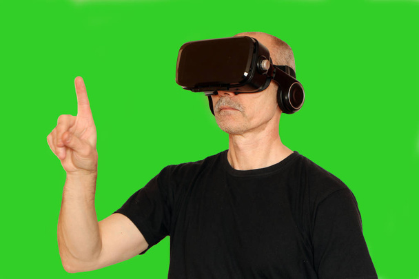 Γκρο πλαν ενός άνδρα σε ένα μαύρο T-shirt με γυαλιά της εικονικής ΡΕΑ - Φωτογραφία, εικόνα