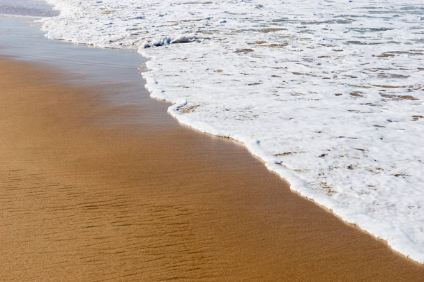 Strand zand met een zachte Golf van branding van de zee. Beach achtergrond - Foto, afbeelding