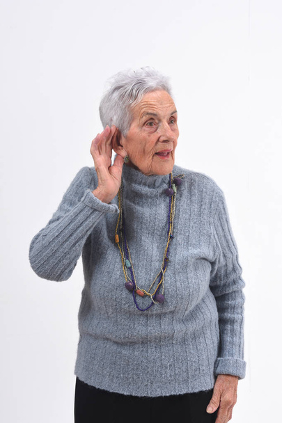 mulher sênior colocando uma mão em seu ouvido, porque ela não pode ouvir
  - Foto, Imagem