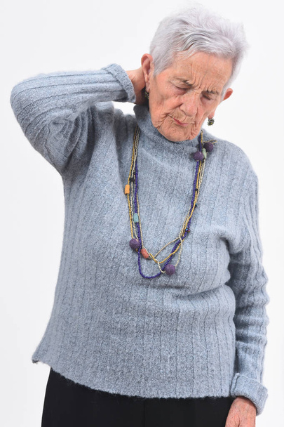 Seniorin Schmerzen am Nacken auf weißem Speck - Foto, Bild
