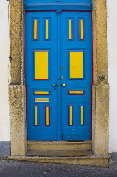 Stare drzwi niebieski w starym mieście w Lizbonie, Portugalia  - Zdjęcie, obraz