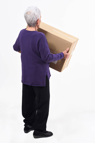 mujer mayor con paquete sobre fondo blanco
 - Foto, imagen