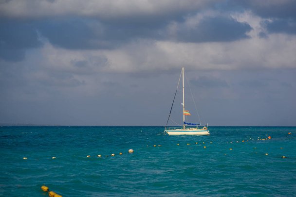 Plachetnice v moři luxusní Letní dobrodružství, aktivní dovolená ve Středozemním moři - Fotografie, Obrázek