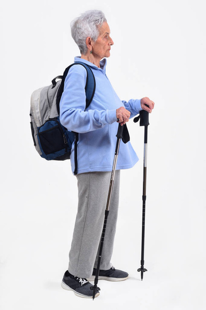 Senior vrouw wandelaar op witte achtergrond - Foto, afbeelding