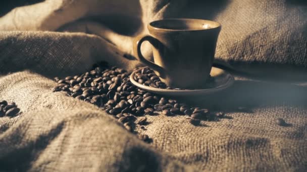 taza de café y granos de café - Imágenes, Vídeo