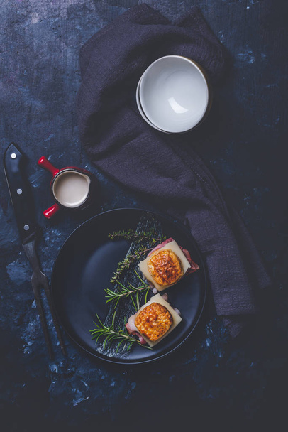 Σάντουιτς από ζύμη σφολιάτας με ζαμπόν και τυρί με μυρωδικά - Φωτογραφία, εικόνα