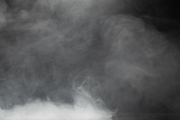 fumée dense sur fond noir
 - Photo, image